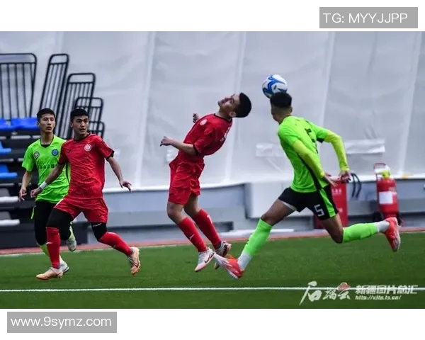 小爸爸在绿茵场上展现足球技艺与亲子互动的温馨时刻